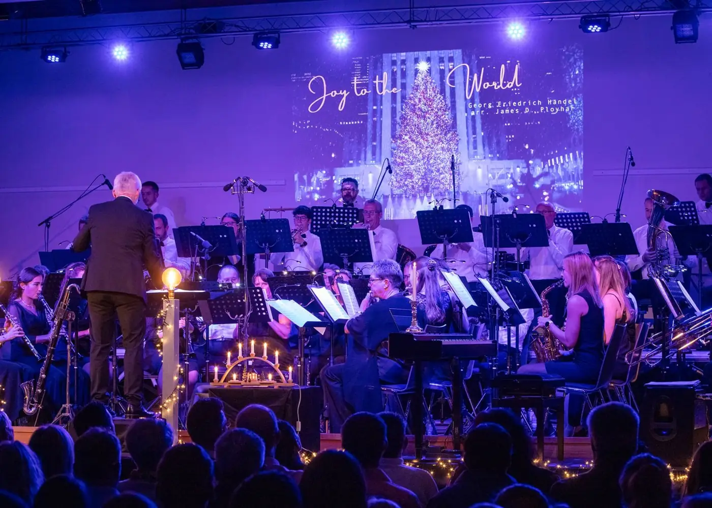 Das Orchester bei der Weihnachtsgala mit festlicher Bühnenbeleuchtung